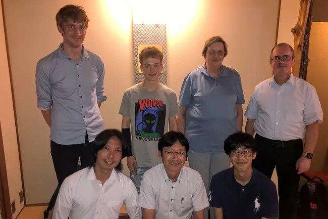 Die Studenten Nils Harald Heßdörfer und Sven Treichel mit Prof. Dr. Ursula Pfeifer-Fukumura und Prof. Dr. Peter Dannenmann sowie Vertretern der Tokushima University