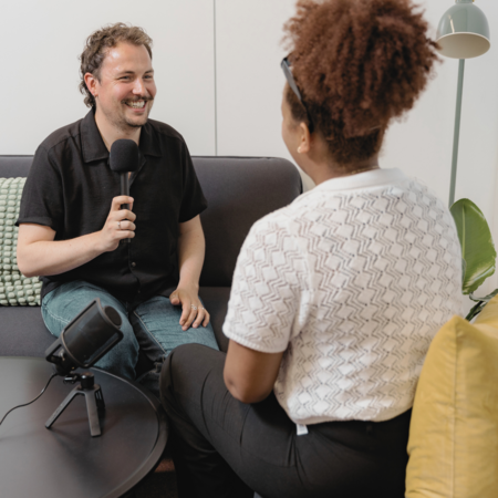 Zwei Studierende in einer Podcastsituation