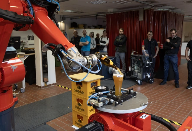 Im Robotiklabor können die Gäste den Perfektionismus des Roborters beim Einschenken eines Weißbiers bewundern.