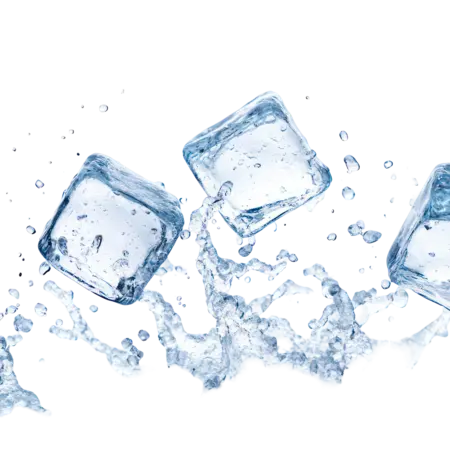 Vier Eiswürfel fallen in Wasser und spritzen. Die Eiswürfel sind klar und haben eine glatte Oberfläche, während das Wasser um sie herum aufgeworfen wird.
