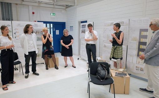 V. l. n. r.: Alina Nitsche, Paul Werner, Dr. Marie-Luise Stoll-Steffan, Prof. Dr. Eva Waller, Prof. Günter Weber, Prof. Isabella Leber und Thomas Michel während der Verleihung des Franz-Georg-Böttiger-Preises 