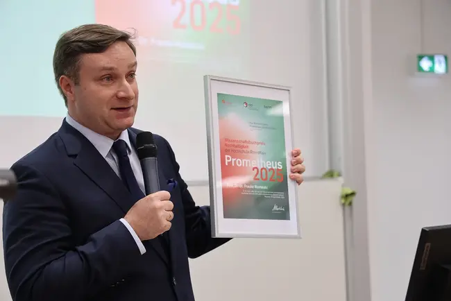 Prof. Dr. Dr. Alexander Moutchnik mit der Urkunde für die erste Preisträgerin des Wissenschaftsbuchpreises PROMETHEUS