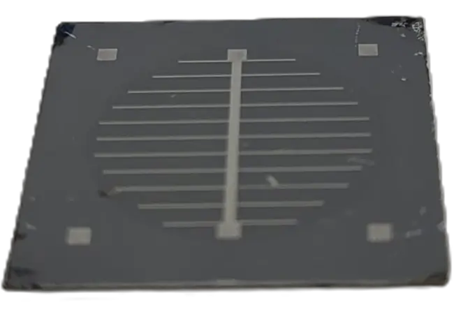 Eine quadratische, dunkle Oberfläche mit einer zentralen Reihe von vertikalen Linien und horizontalen Balken. An den Ecken befinden sich kleine, helle Quadrate. Das Bild zeigt wahrscheinlich eine technische Komponente oder einen Sensor.