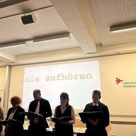 Menschen stehend vor einer Leinwand