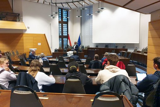 Der Wiesbadener Oberbürgermeister Gert-Uwe Mende begrüßt die Bürger:innen zur Ringvolesung im Stadtverordnetensaal. 