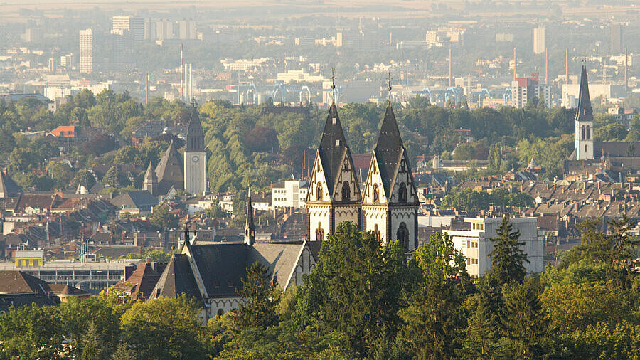 Stadtansicht Wiesbaden Blick über Wiesbaden mit Kirche im Vordergrund