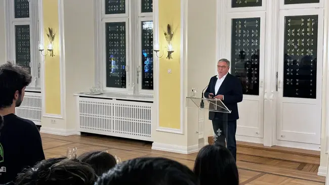 Oberbürgermeister Gert-Uwe Mende begrüßt die Studierenden in Wiesbaden Oberbürgermeister Gert-Uwe Mende begrüßt die Studierenden in Wiesbaden