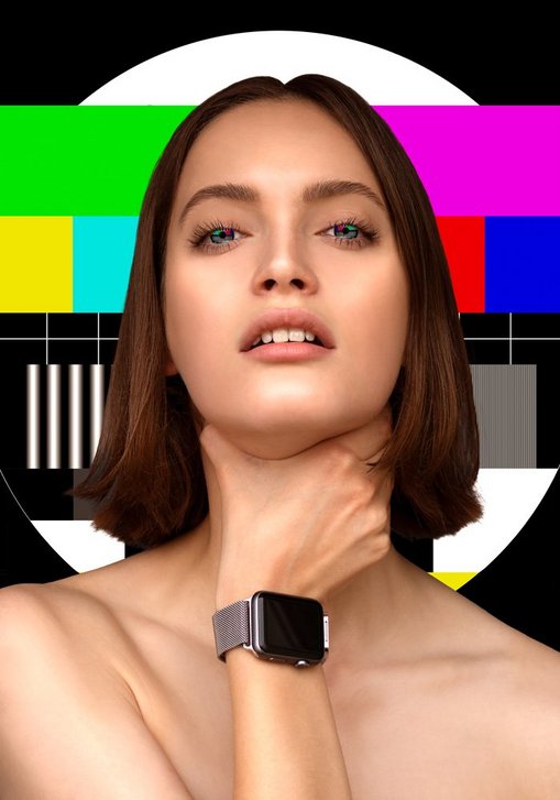 Junge Frau vor einem TV-Testbild und mit einer Smartwatch am Handgelenk fasst sich an den Hals und würgt sich selbst