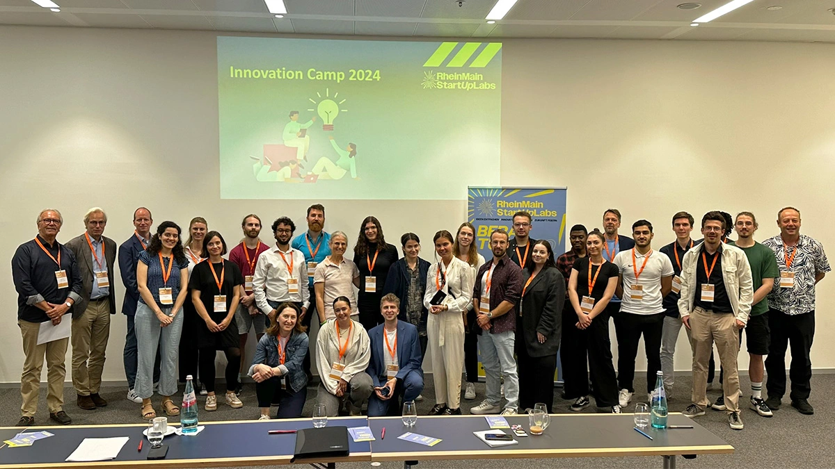 Gruppenfoto der Teilnehmer:innen, der Jury und des Orga-Teams des Innovation Camps 2024