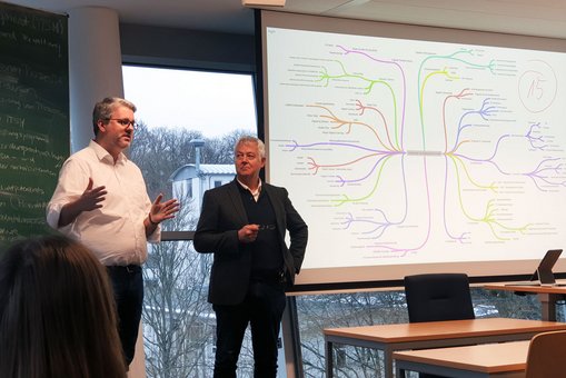 Der Hessische Digitalstaatssekretär Patrick Burghardt und Prof. Dr. Holger Hünemohr.