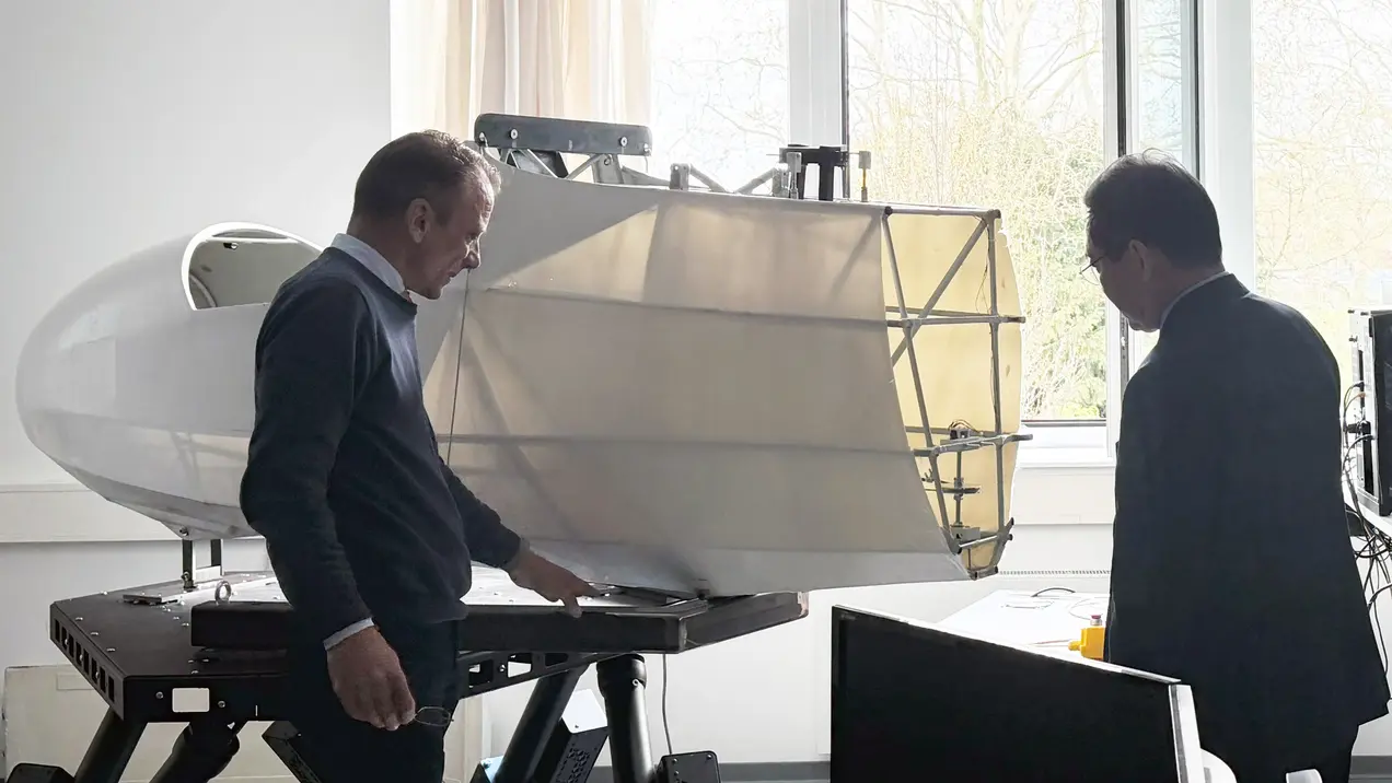 Prof. Dr. Martin Müller (li.) demonstriert eine Unbemanntes Luftfahrzeug