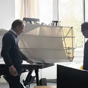 Prof. Dr. Martin Müller (li.) demonstriert eine Unbemanntes Luftfahrzeug