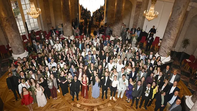 Gruppenbild mit allen Absolventen, Absolventinnen und Lehrenden des Fachbereichs Architektur und Bauingenieurwesen