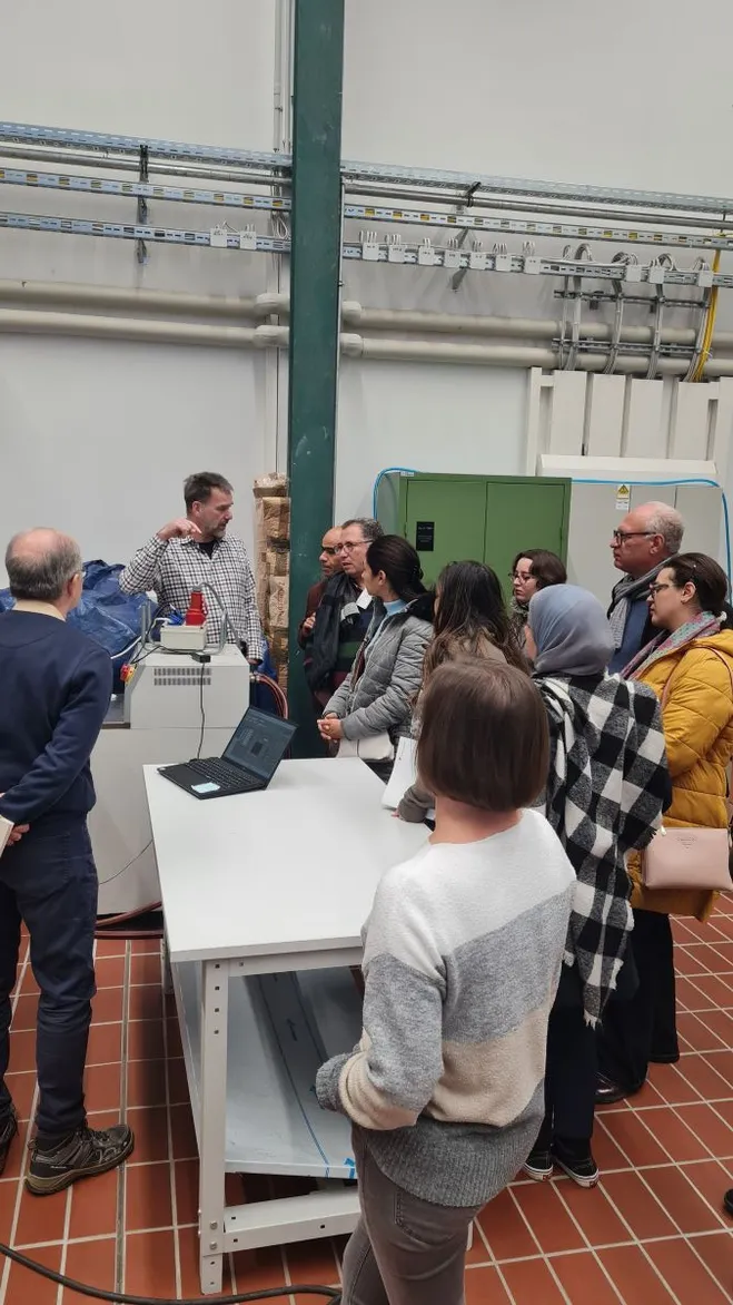 Prof. Dr.-Ing. Stefan Rusche führt die Gäste durch die Räume des Labors für Wärmetechnik.