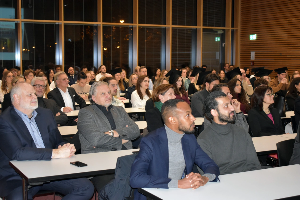 Zuhörer:innen beim Immobilienabend der Hochschule RheinMain
