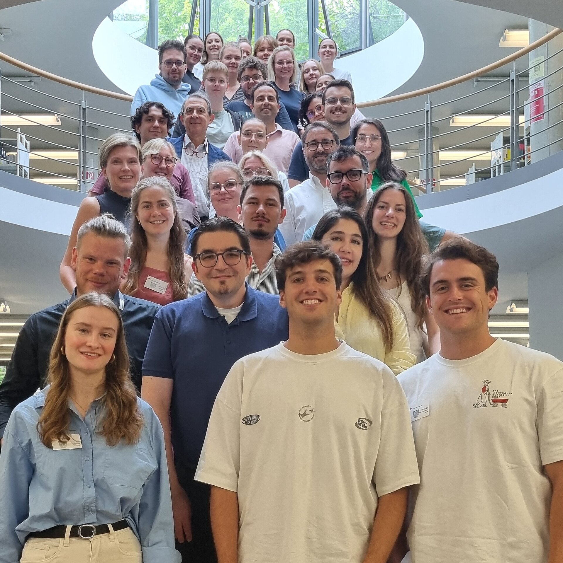 Die Teilnehmenden der Summer School in der Bibliothek der WBS. 