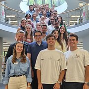 Die Teilnehmenden der Summer School in der Bibliothek der WBS. 