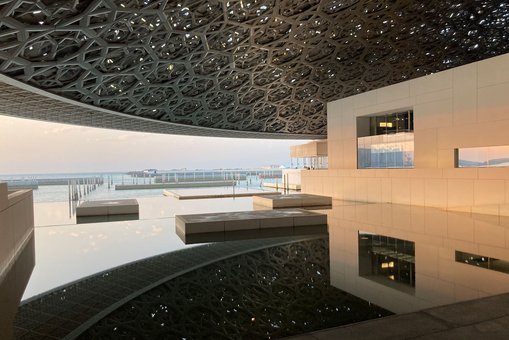 Unter der Kuppel des Museums Louvre Abu Dhabi. 
