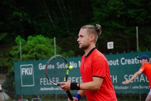 Ein Tennisspieler in Aktion