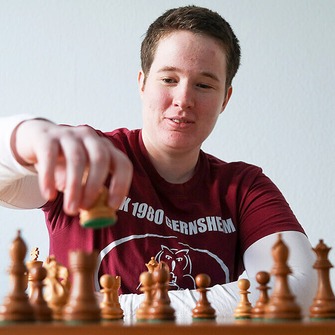 Anne Lukas Schach Anne Lukas beim Schachspielen