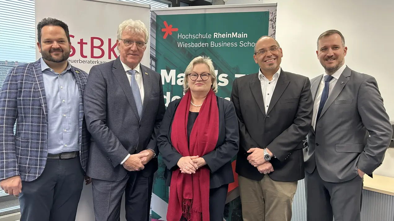 Gruppenbild mit Timo Blei, Vizepräsident der StBK Hessen, Hartmut Ruppricht, Präsident der StBK Hessen, Prof. Dr. Eva Waller, Präsidentin der HSRM, Prof. Dr. Christian Fink, Studiengangsleiter, und Prof. Dr. Till Dannewald, Dekan des Fachbereichs Wiesbaden Businesss School der HSRM. 