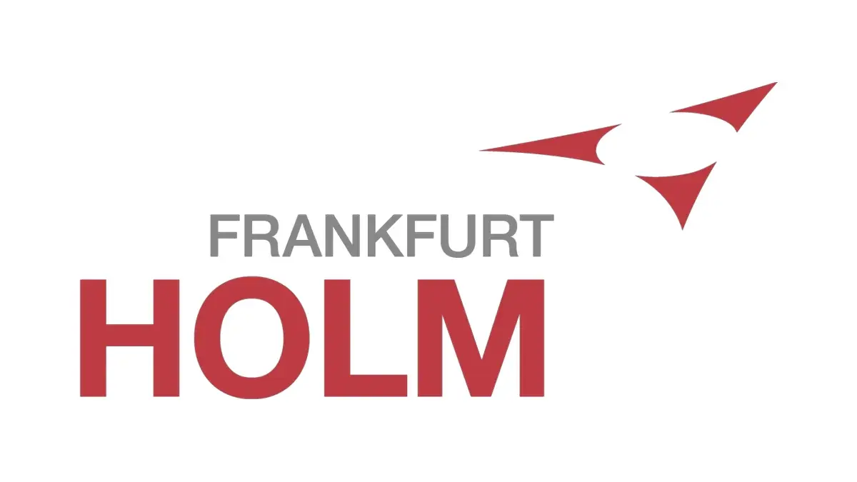 Das Bild zeigt ein Logo mit dem Schriftzug „FRANKFURT“ in grauer Schrift und „HOLM“ in roter Schrift, ergänzt durch ein dreieckiges, rotes grafisches Element. Das Design ist modern und klar, mit einem Schwerpunkt auf den Text.