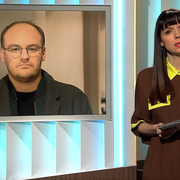 Prof. Dr. Dr. Maximilian Pichl wird von einer Frau von 3sat interviewt 