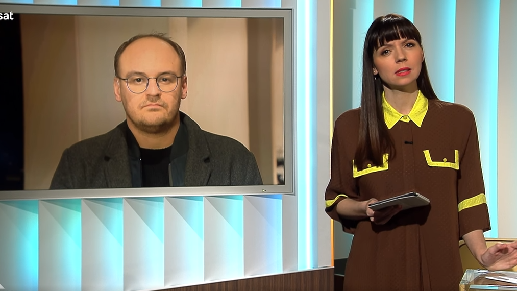 Prof. Dr. Dr. Maximilian Pichl wird von einer Frau von 3sat interviewt 