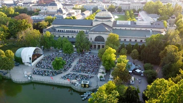 Blick von oben auf die Bühne uns Zuschauer