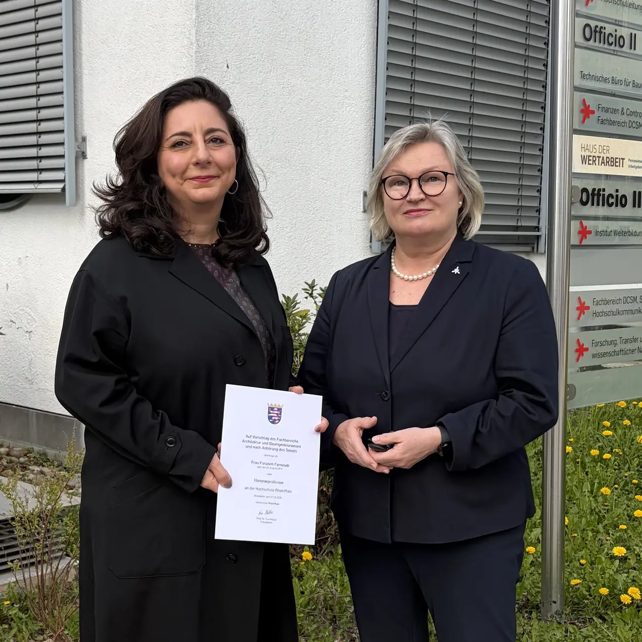 Faraneh Farnoudi erhält ihre Ernennungsurkunde als Honorarprofessorin von Prof. Dr. Eva Waller, Präsidentin der HSRM