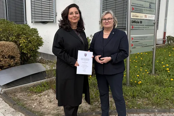Faraneh Farnoudi erhält ihre Ernennungsurkunde als Honorarprofessorin von Prof. Dr. Eva Waller, Präsidentin der HSRM