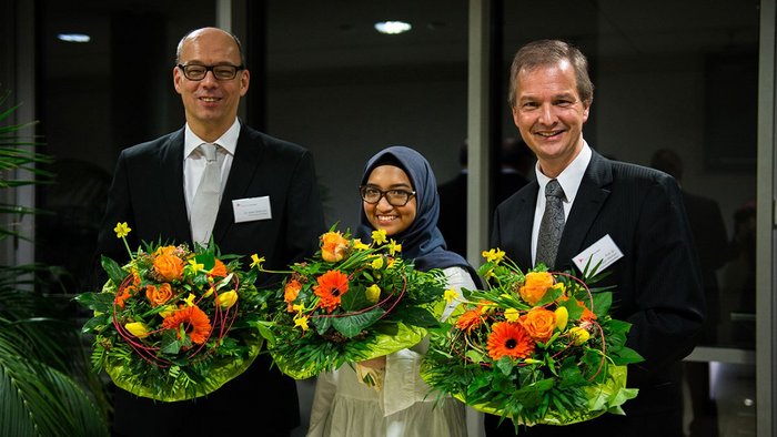 Dr. phil. Stefan Weidmann mit Lufhti Aziizah, DAAD-Preisträgerin für hervorragende Leistungen ausländischer Studierender, und Prof. Dr. Matthias Müller-Reichart (v.l.n.r.)