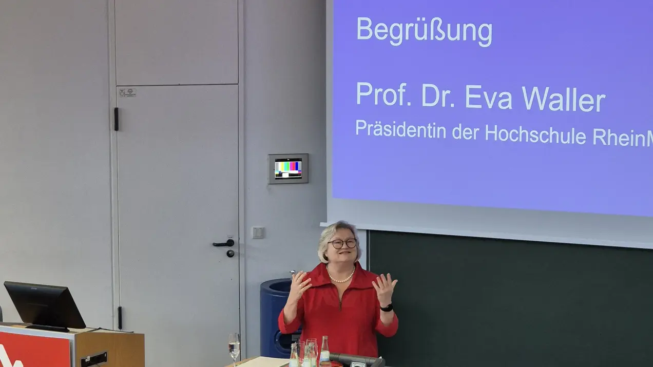 Hochschulpräsidentin Prof. Dr. Eva Waller begrüßt die Beschäftigten während des Neujahrsumtrunks