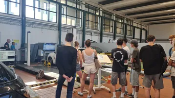 Besuchergruppe am Fahrzeugprüfstand