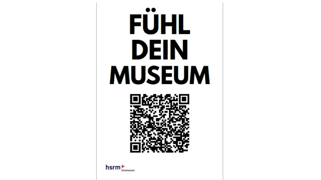 Ein Plakat mit der Aufforderung „Fühl dein Museum“ in großen, schwarzen Buchstaben. Unten befindet sich ein QR-Code, der zu weiteren Informationen führt. Das Logo „hsrm“ ist ebenfalls sichtbar.