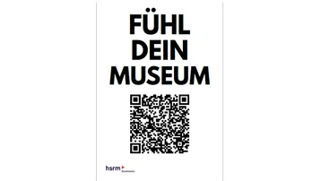 Ein Plakat mit der Aufforderung „Fühl dein Museum“ in großen, schwarzen Buchstaben. Unten befindet sich ein QR-Code, der zu weiteren Informationen führt. Das Logo „hsrm“ ist ebenfalls sichtbar.