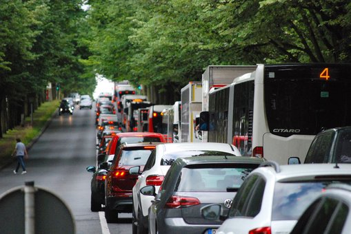 Stau auf der Biebricher Allee. © Charly Richter | Hochschule RheinMain