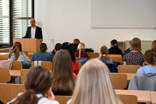 Prof. Dr. Robert Kanz, Dekan des Fachbereichs Fachbereichs Architektur und Bauingenieurwesen eröffnet den Girls’Day 2026 am Campus Kurt-Schumacher-Ring.