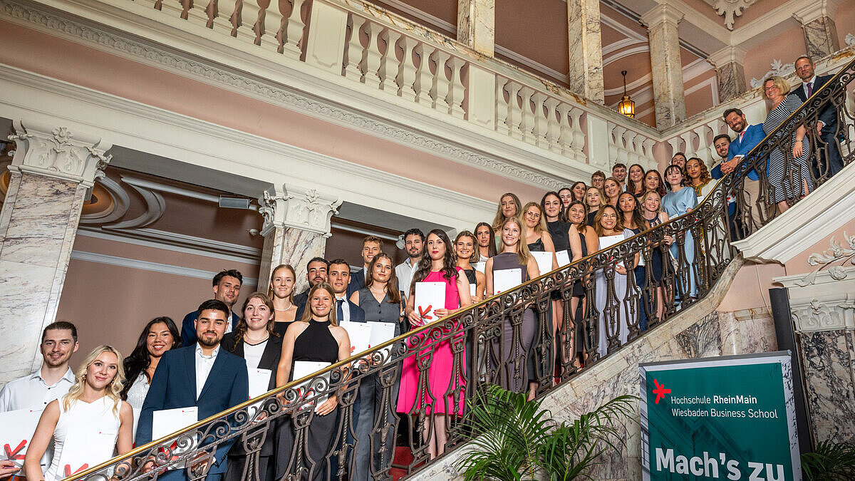 Gruppenfoto der Absolvent:innen des Bachelorstudiengangs International Management. 