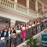 Gruppenfoto der Absolvent:innen des Bachelorstudiengangs International Management. 