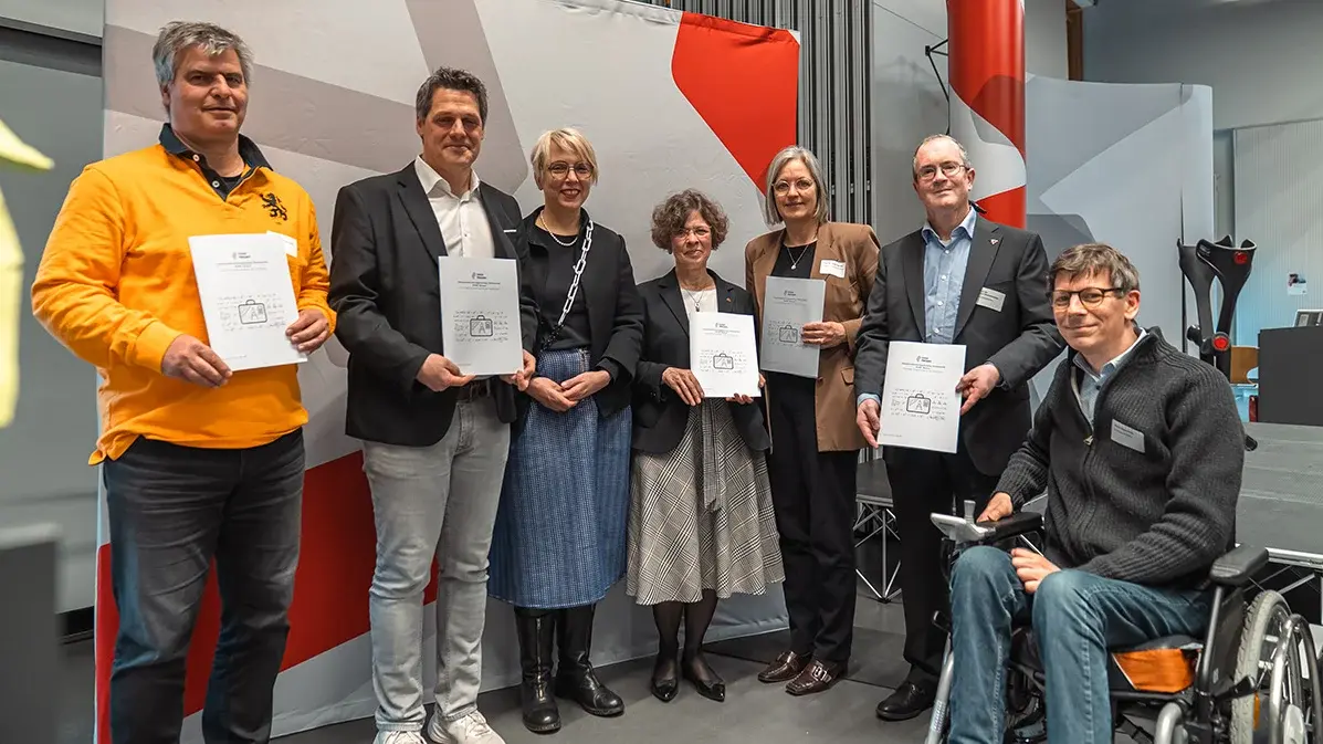 Übergabe des Mindestanforderungskatalogs Mathematik an die Vizepräsident:innen den HAW Hesen