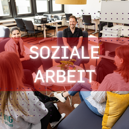 4 glückliche Studierende an einem Tisch, Aufschrift mit "Soziale Arbeit"
