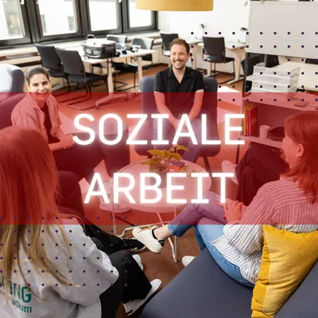4 glückliche Studierende an einem Tisch, Aufschrift mit "Soziale Arbeit"