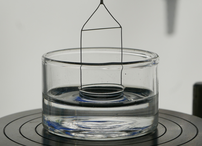 Platin-Iridium wird aus Flüssigkeit herausgezogen