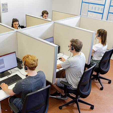 Studierende in Arbeitsboxen