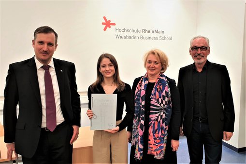 Prof. Dr. Till Dannewald (Dekan des Fachbereichs Wiesbaden Business School), Preisträgerin Celine Brohm, Prof. Dr. Marina Grusevaja, Klaus Hoffmann (Vorsitzender der BGW)