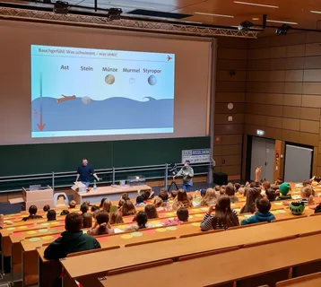 Was sinkt, was schwimmt? Ein Versuch zeigt's.