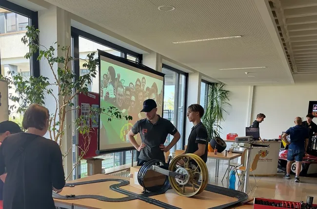 Die studentischen Rennteams von RheinVolt und Scuderia Mensa