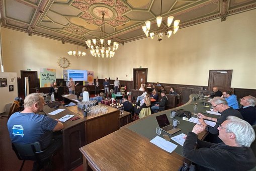 Blick in den alten Schwurgerichtssaal des Alten Gerichts während der Präsentation eines Teams