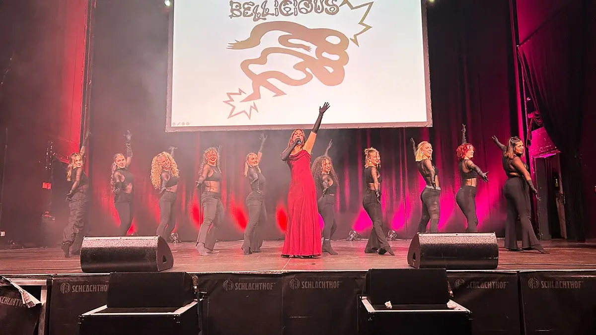 Hip-Hop-Tanzgruppe „Bellicious Crew“ der Hochschule RheinMain perfomt auf der Bühen des Schlachthofs.